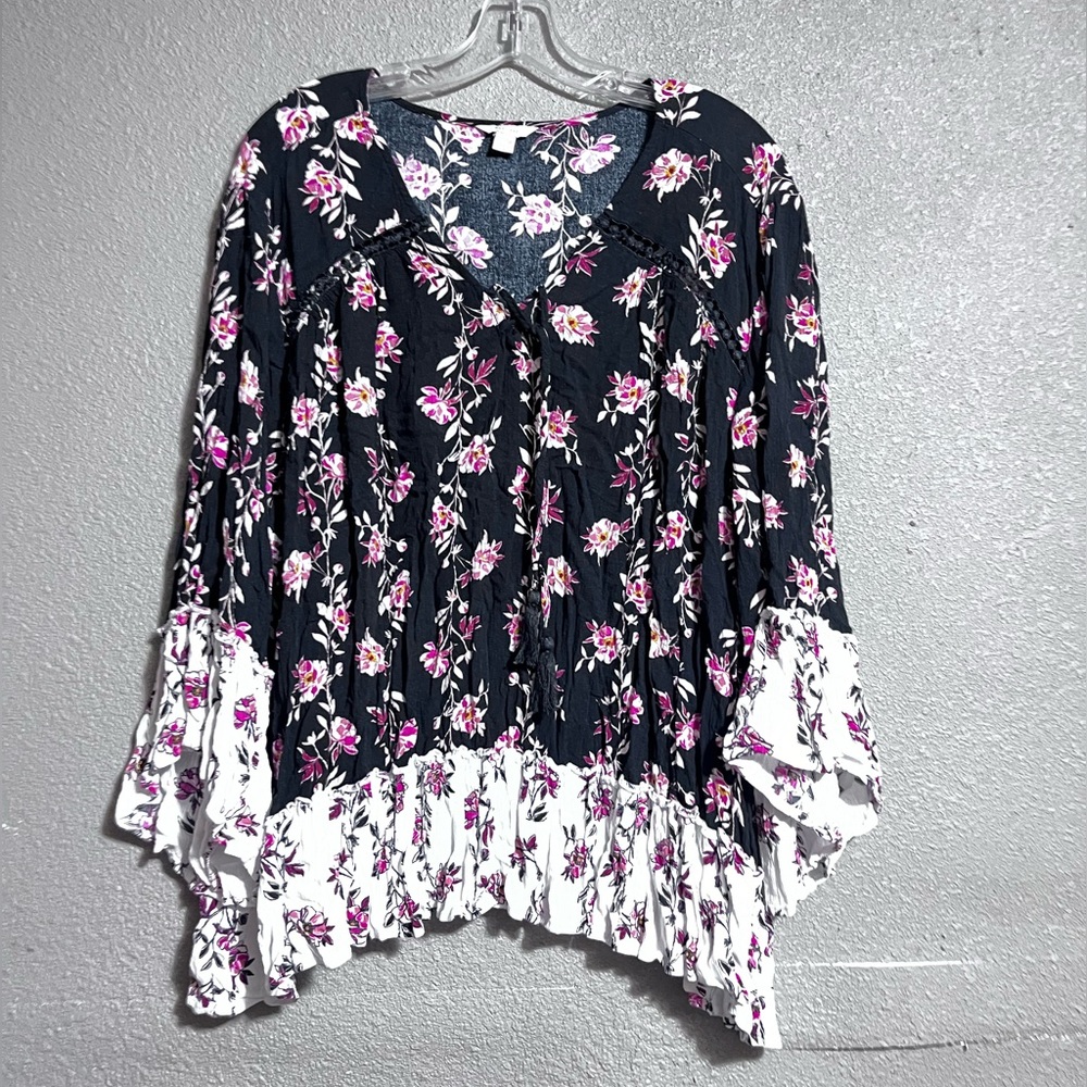 🎄🎄4/$10🎄🎄 Floral bell sleeve